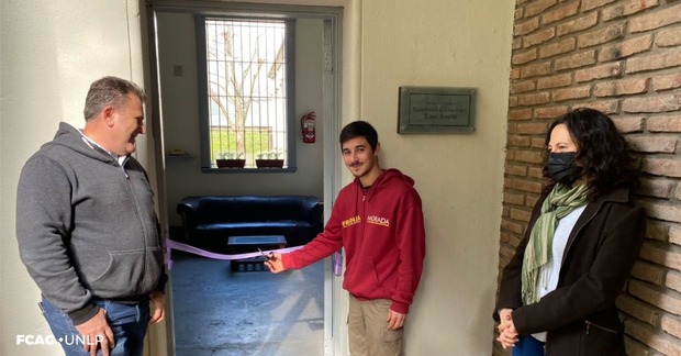 La imagen muestra la cinta que cortarán para inaugurar el espacio. En el centro está el Pte. del CEGMA, Matías Terpolilli; a la derecha, la Decana, Dra. Amalia Meza y a la izq. Gustavo Tinto, delegado gremial Nodocente. 